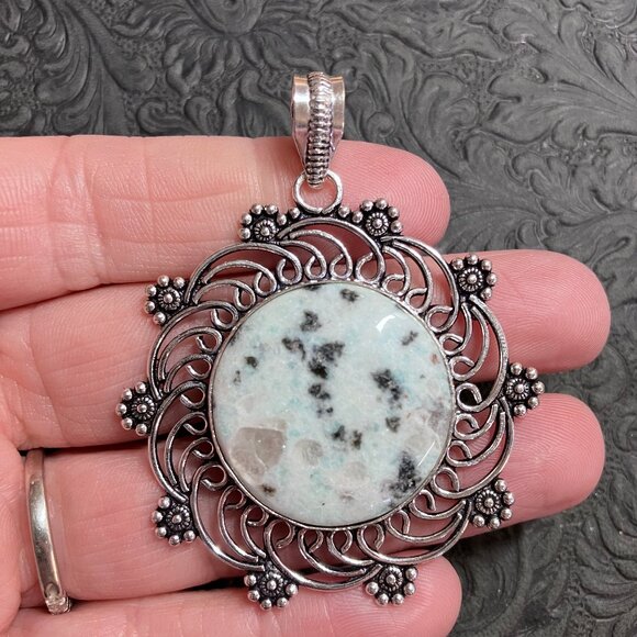 Kiwi Jasper Floral Pattern Pendant Stone Crystal Jewelry - Picture 6 of 6